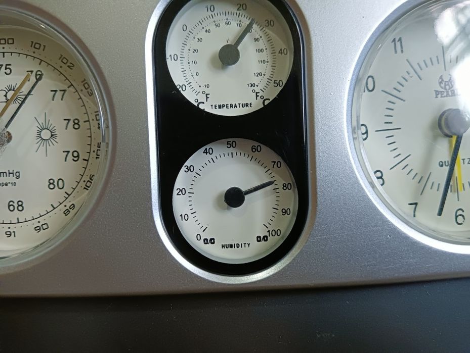 Часы, барометр, температурный градусник, измерение влажности