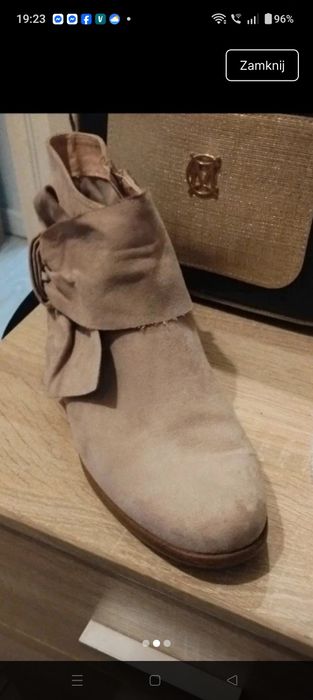 Piękne beżowe botki zapinane na suwak, ozdobione kokardą