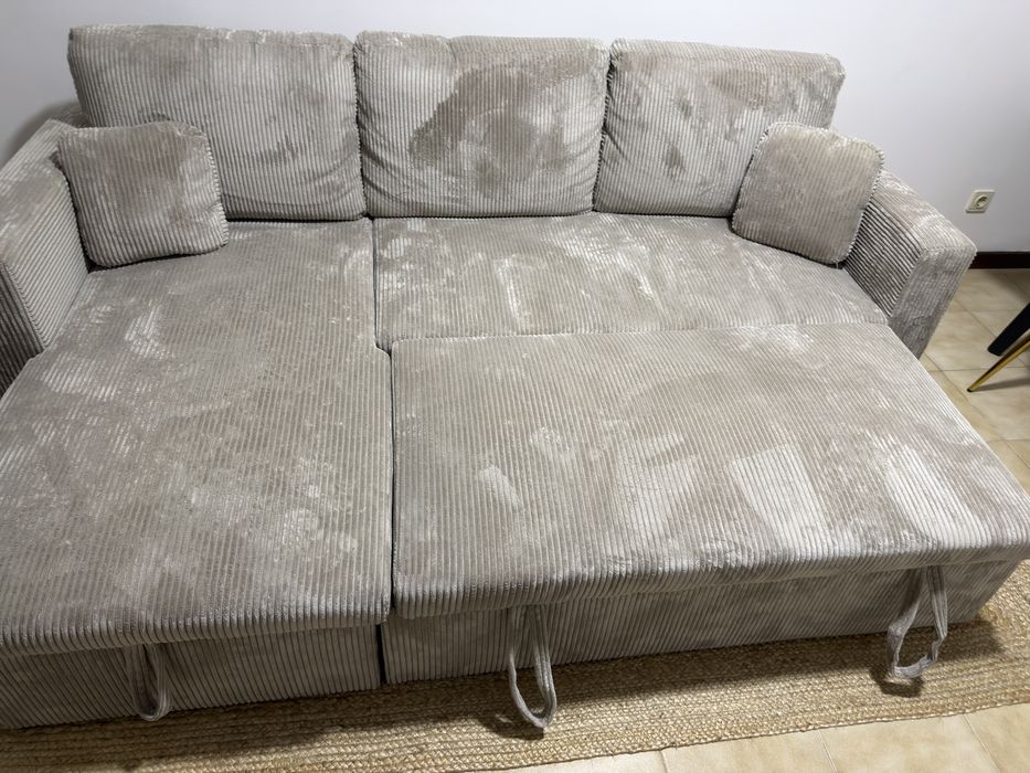Sofa com arrumacao e tambem com opcao de cama , esta novo