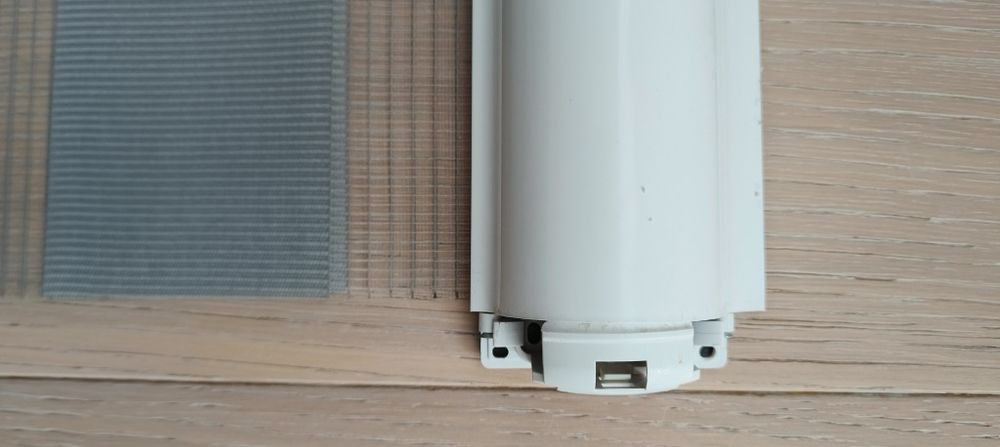 Roletka wewnętrzna dzień/noc + listwy boczne.