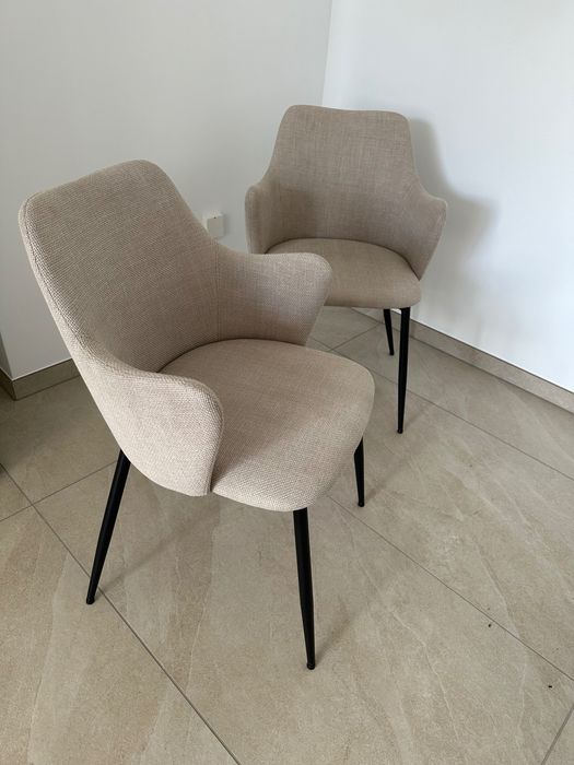 Beżowe krzesła do salonu/ kuchni