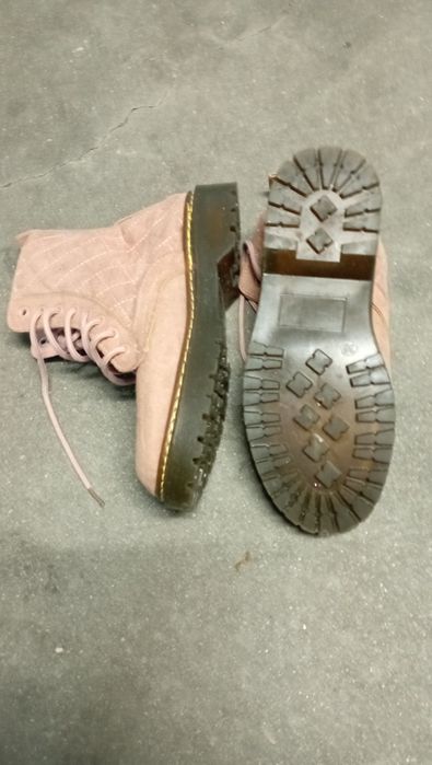 Botas preta e rosa são n38 e a última bota n40  n40
