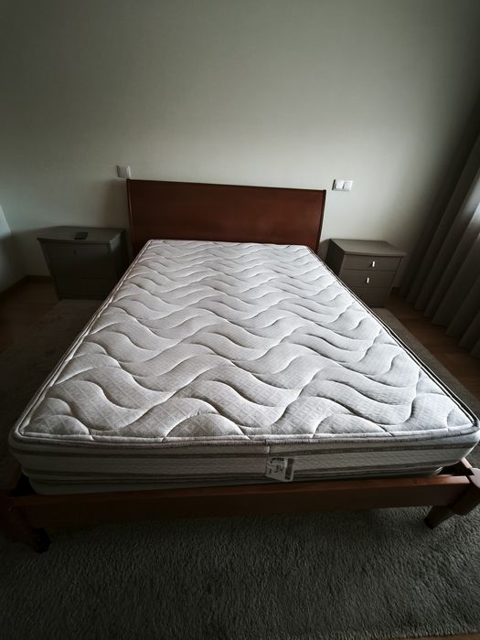 Cama c/ cabeceira de madeira nogueira sem colchão