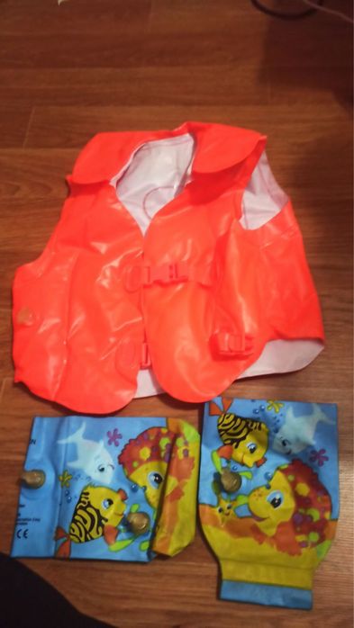 Жилет та нарукавники для плавання