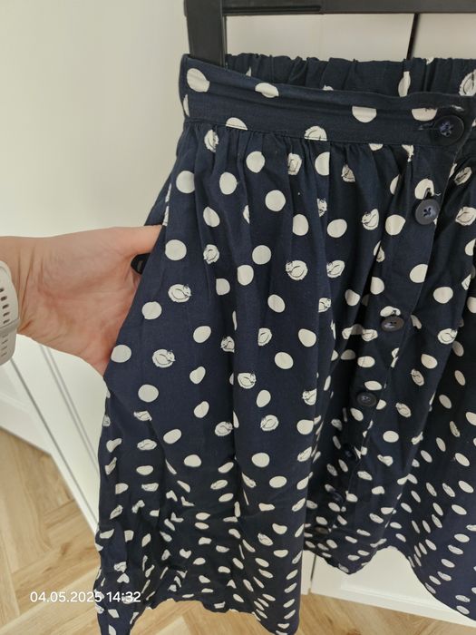 Spódnica rozkloszowana z kieszeniami w grochy