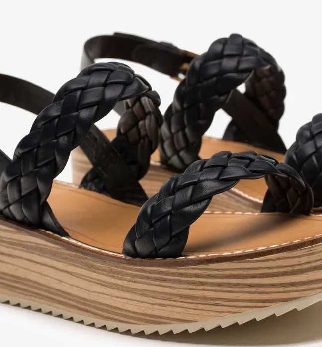 Sandálias em pele azul-marinho entrelaçada_ Novas