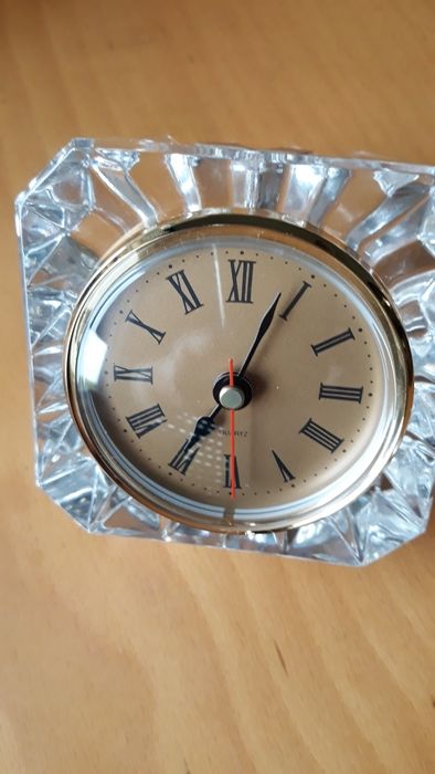 Relógio de mesa em cristal está como novo