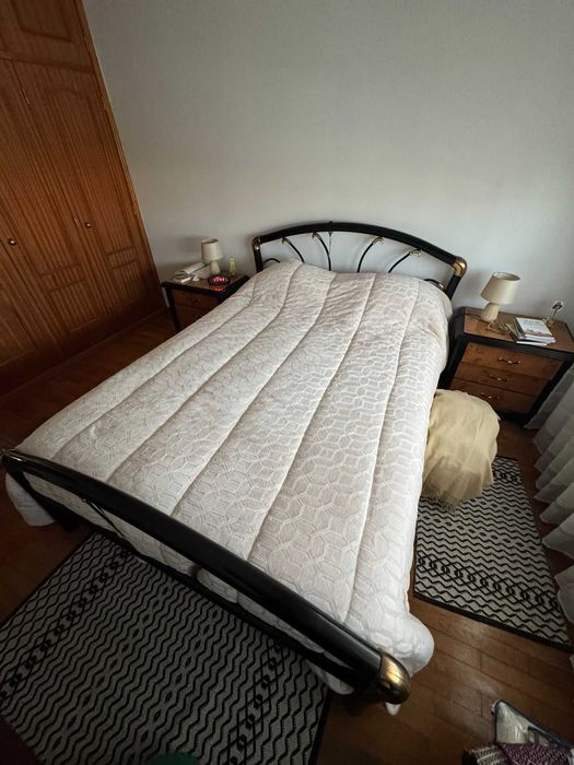 Mobila de quarto casal com 2 mesinhas e comoda