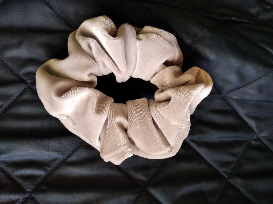 Резинка бархатная на волосы платинового цвета серебристо серая