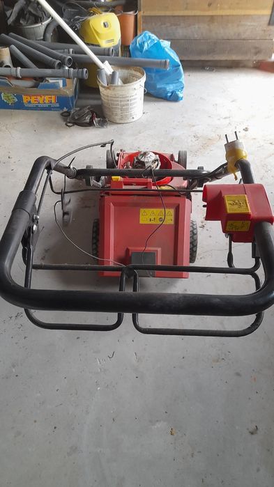 Kosiarka elektryczna z napędem.