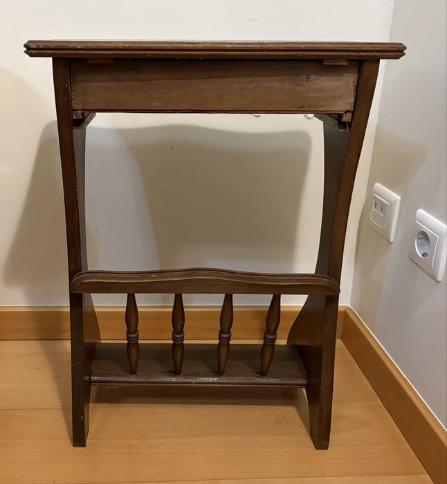 Mesa com suporte para jornais