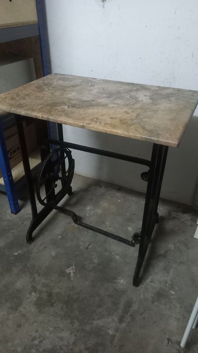 Mesa - antiga máquina de costura