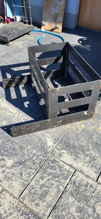 Kosz na obciążeniki do ciągnika zetor 5211 ,7211