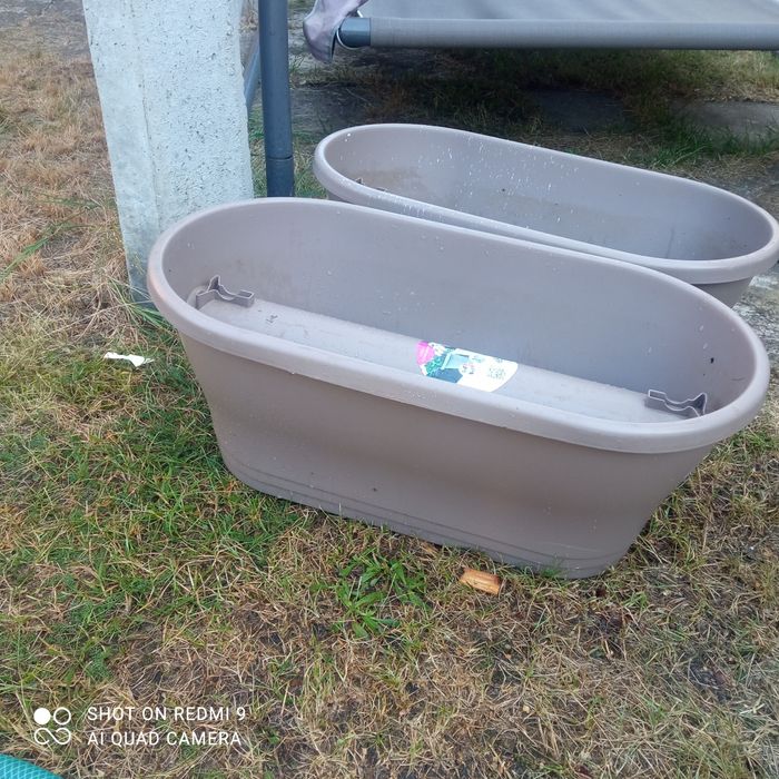 Dwie donice ogrodowe lub balkonowe