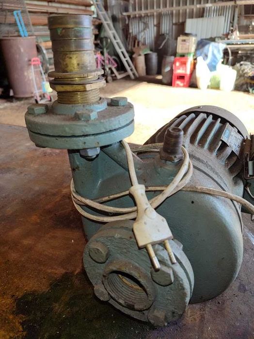 Motor elétrico monofásico com bomba acoplado - 0,75CV