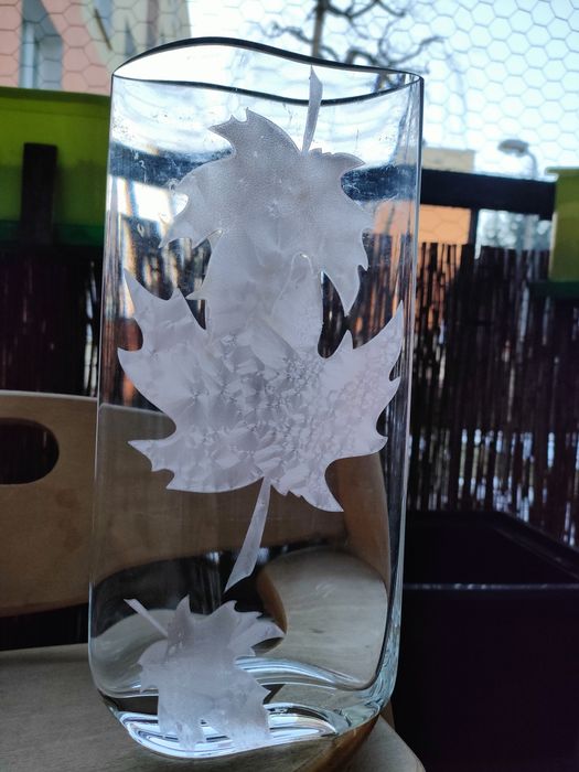 Wazon szkło z worem liści