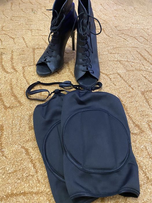 Наколінники з портупеями.