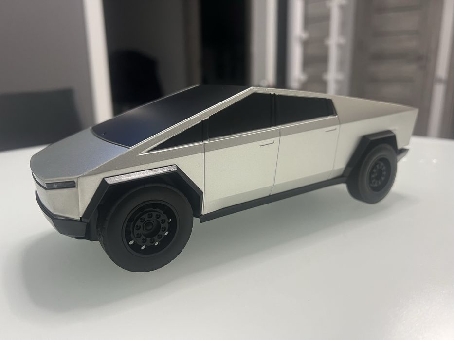 Tesla Cybertruck на радіоуправлінні. Доставка