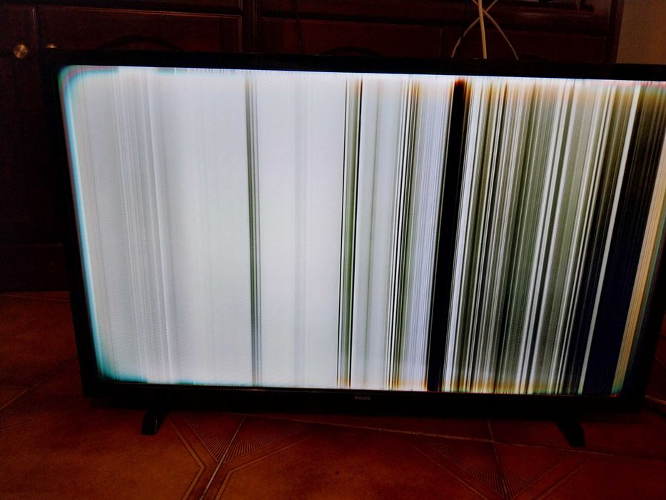 TV avariada PHILIPS 32" - 81CM humidade