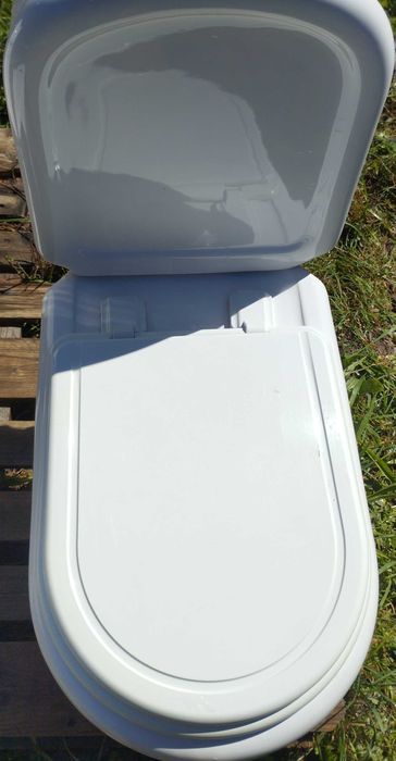 Vendo duas sanitas (WC) modelo "Sanitana Regina".