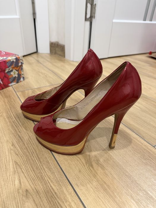 Туфлі лакові Carvari