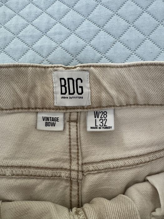 Beżowe szorty do kolan Urban Outfiters bermudy