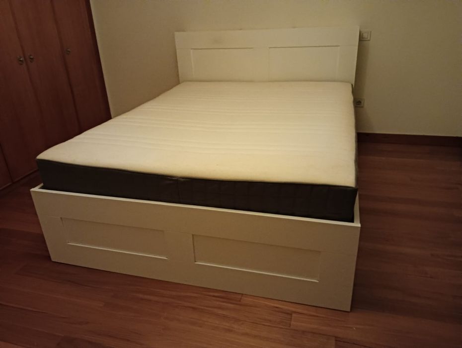 Cama com estrado, gavetas e colchão