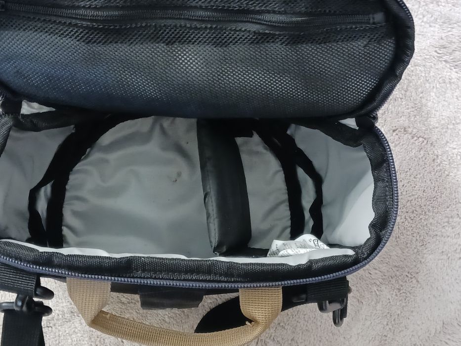 Câmara Canon EOS 1300D, lente com foco automático e mala de transporte