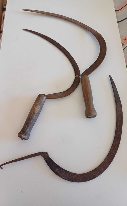 Serrote e Foices Antigas