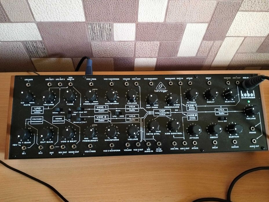 Behringer Kobol Expander аналоговий синтезатор