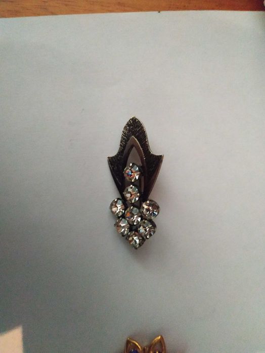 Продам изделия бижутерия, брошки.