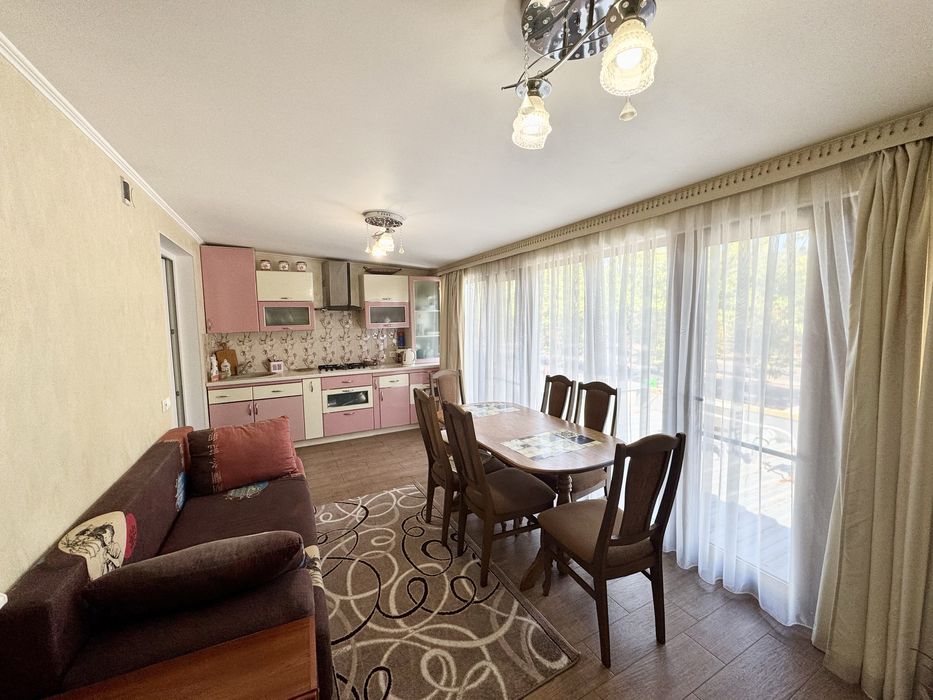 Продам 2 к.квартиру. 2эт/9эт, кирпич! Кухня -19кв.м