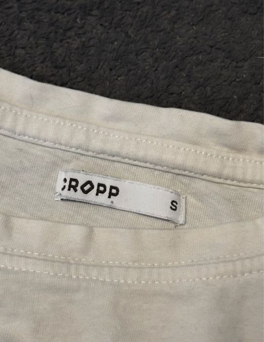 biały t-shirt z kolorowym nadrukiem na plecach