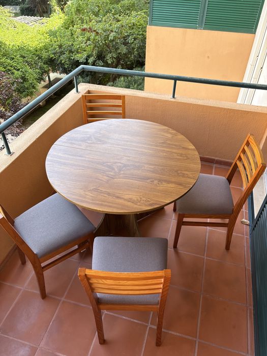 Conjunto mesa e cadeiras