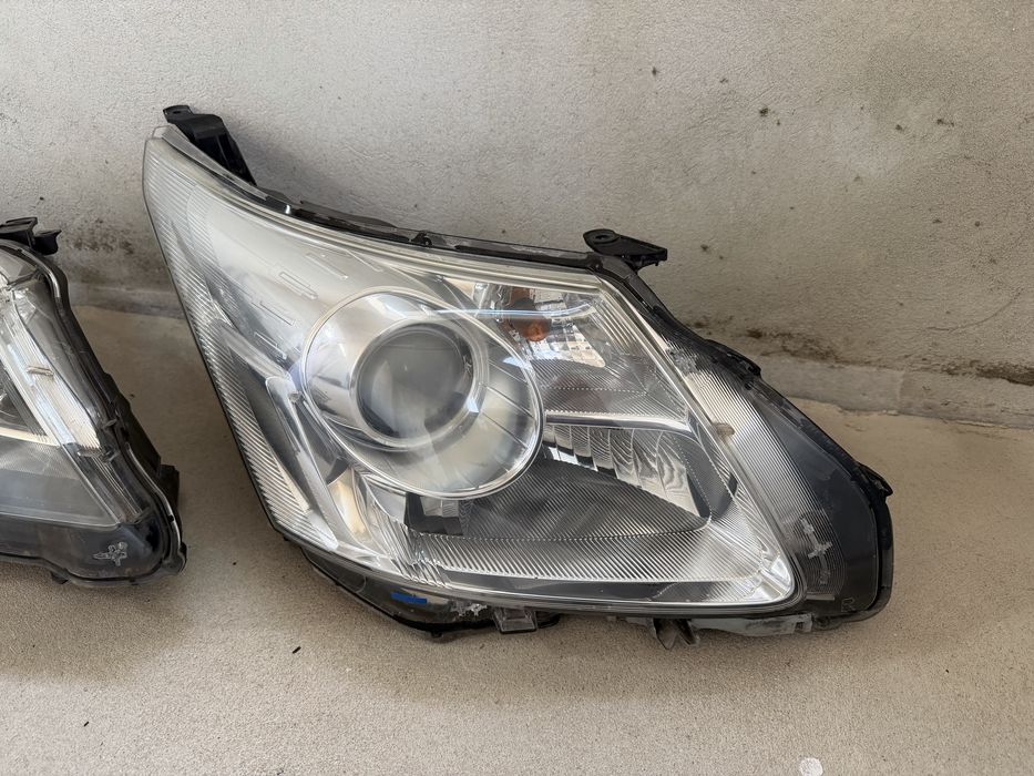 Фара передняя Toyota Avensi T27