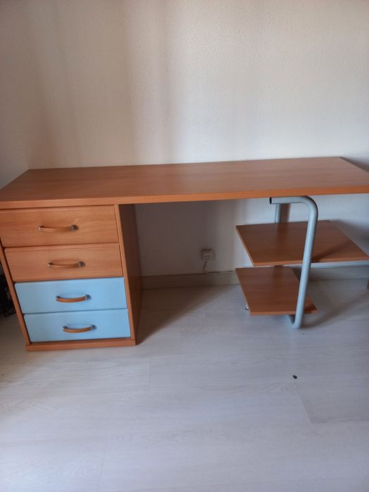 Secretaria e parteleira em pinho