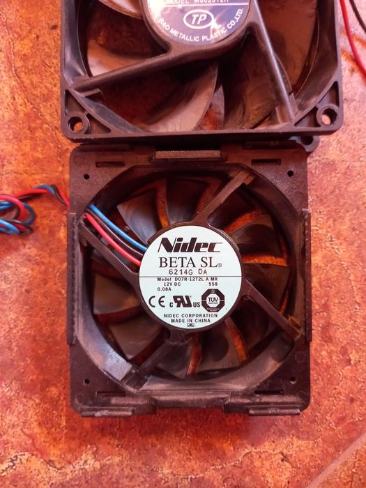 8 wentylatorów  komputerowych 12cm/12 cm i 7,5/7,5