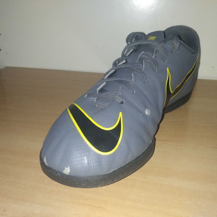 Buty piłkarskie halowe NIKE Mercurial Vapor 12 Club Ic roz.eu-38.5