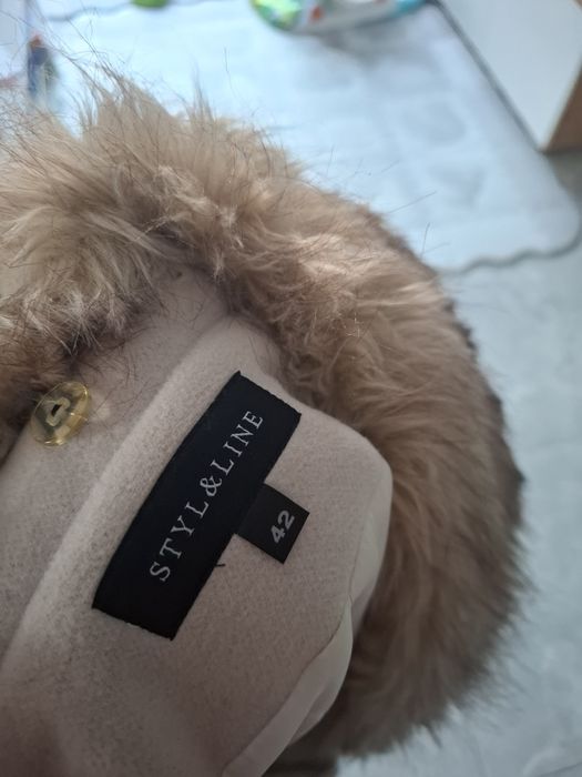 Elegancki plaszcz z futrem futerkiem wiązany bezowy XL 42