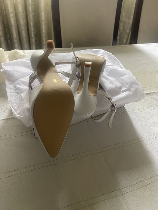 Sapato branco .salto médio. Novos.