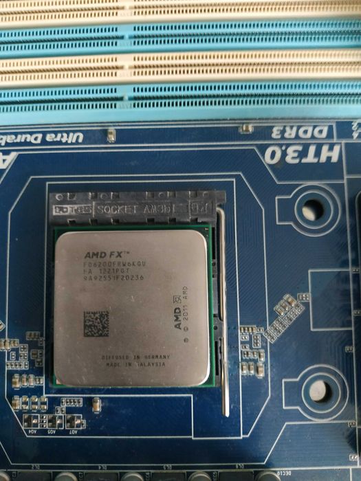 Procesor AMD FX 6200 6x3,8 GHz AM3+ wraz z chłodzeniem