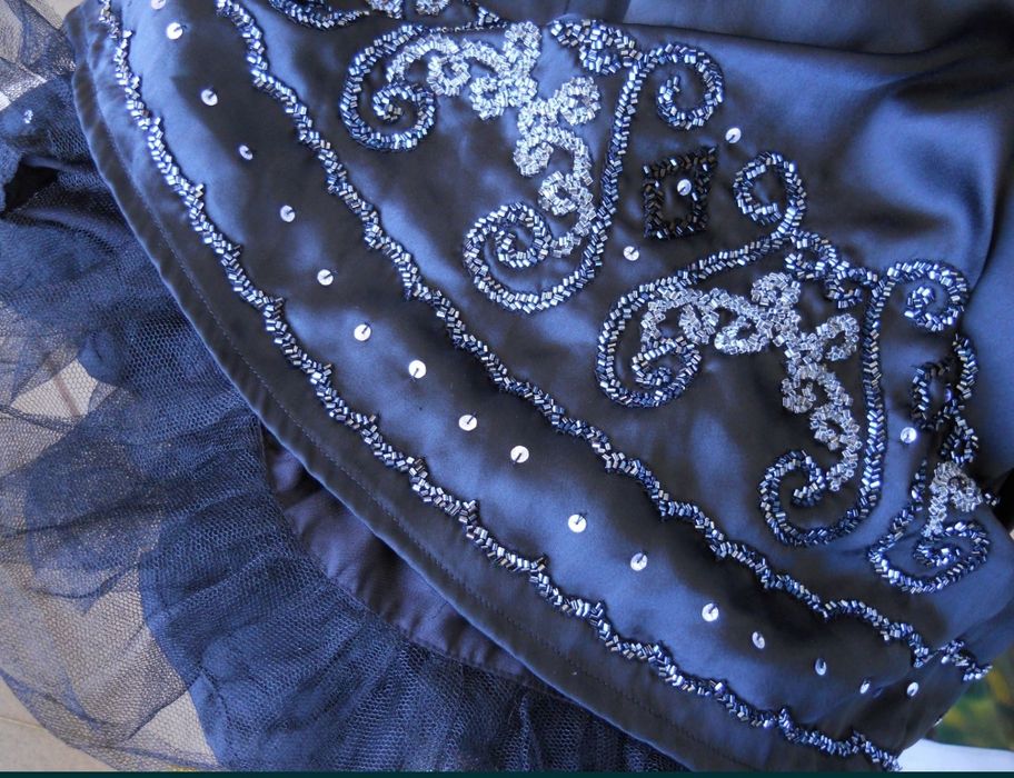 Lilly & Rose elegancka satynowa bogato zdobiona  duża sukienka 48