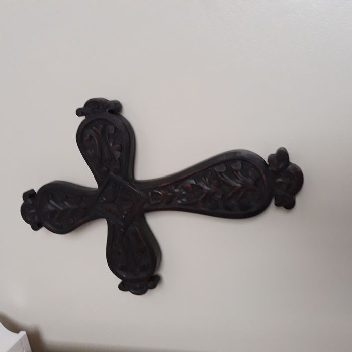 Cruz dourada e de madeira parede