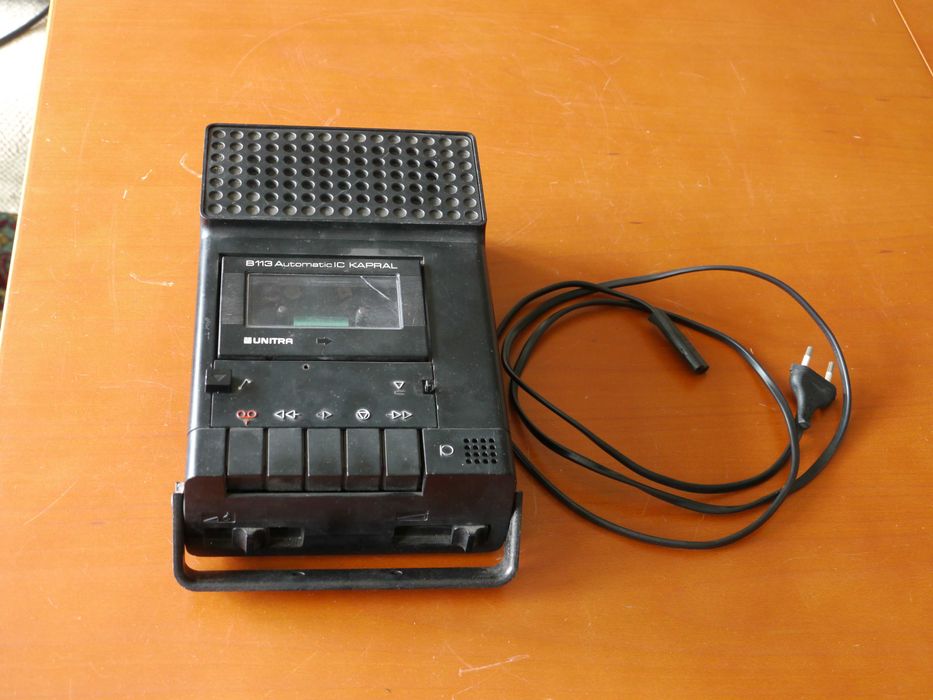 Zabytkowy magnetofon Unitra B113 Kapral