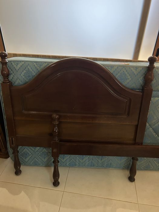 Cama individual com mesa de cabeceira