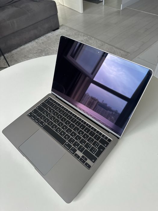 MacBook Air 13" (M1, 2020) 16 GB  256 GB SSD Space Gray бу