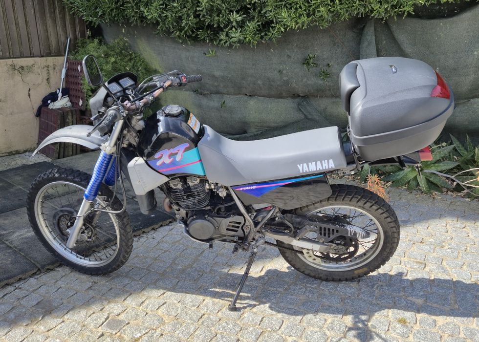 Yamaha XT 350 preta de 1994