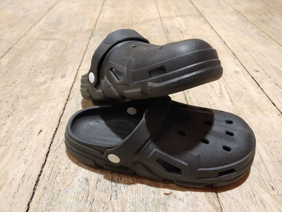 Сабо, капці типу крокси. Чорного кольору