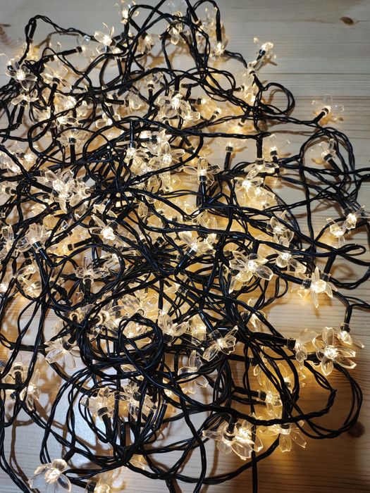 Вулична гірлянда на сонячній батареї.