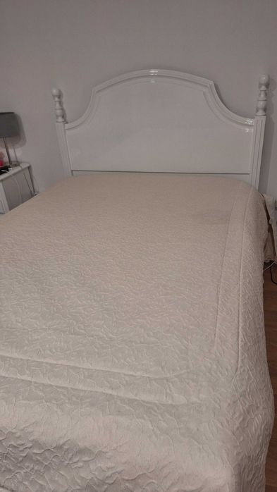 Cama de casal de 1 metro e 35 cm
